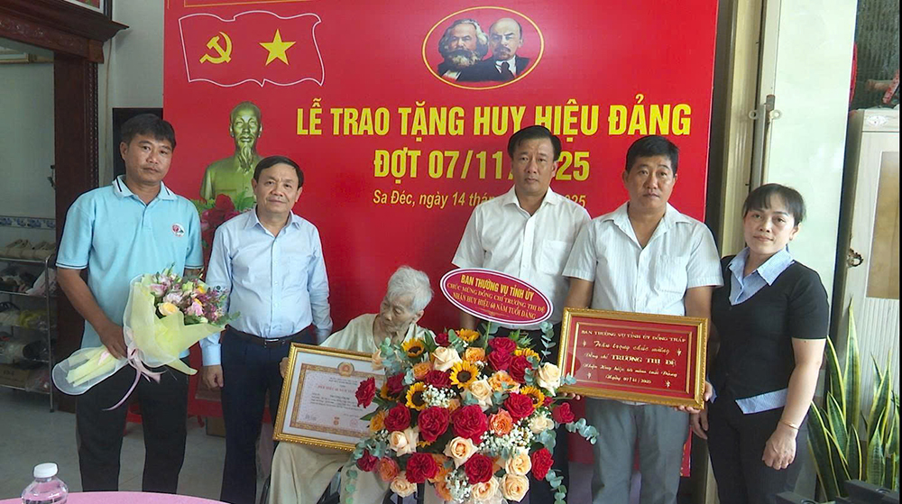 Phó Bí thư Tỉnh ủy Phan Văn Thắng trao Huy hiệu 60 năm tuổi Đảng cho đảng viên cao niên tại Sa Đéc
